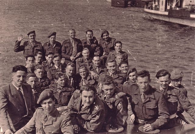 Er werd nadrukkelijk gevraagd om op de officiële foto niet te zwaaien. Ja, dag Jan!